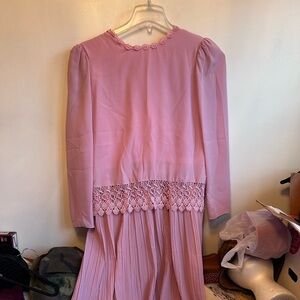 Elegant Pink Lace-Trim Pleated Formal Dress